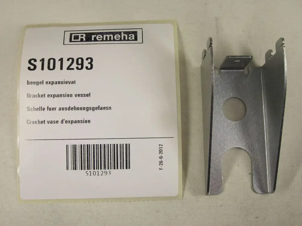 Montierter Metallhalter von Remeha für einen Ausdehnungsbehälter, dargestellt mit einem Etikett, auf dem Produktdetails und ein Barcode angegeben sind.